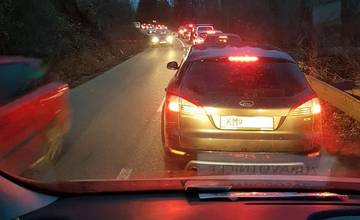 Cesta cez mestskú časť Vranie je opäť upchatá, autá čakajú v kolónach