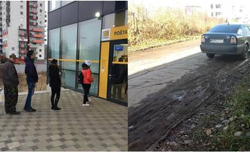 Nové klientske centrum: Ľudia parkujú v blate aj na sídlisku, na pošte čakajú v radoch pred dverami