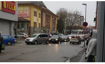 Na vjazdoch do obchodných centier si s autom postojíte aj 40 minút, Košickú riadia policajti