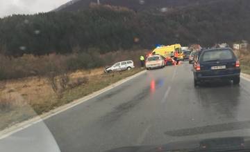 Pri obci Belá sa zrazili dve osobné autá, hlásia zranené osoby