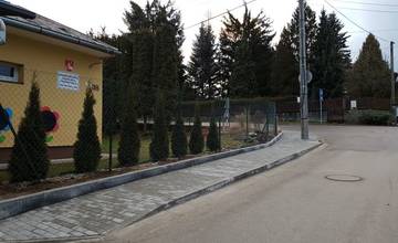 Pri materskej škole v Trnovom bol zrekonštruovaný chodník, oplotenie aj parkovisko