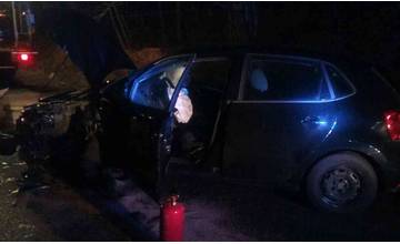 Nehoda dvoch osobných vozidiel s nákladným odstavila dopravu v Oravskom Podzámku