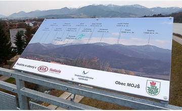 Informačná tabuľa na vyhliadke pri Mojši bola vymenená, zobrazuje viac vrchov