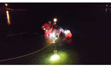 Žilinskí hasiči dnes hľadali nezvestného muža na Oravskej priehrade, našli ho žiaľ pod hladinou