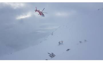 Leteckí záchranári zo Žiliny v nedeľu pomáhali turistovi, ktorý spadol z 200-metrovej výšky