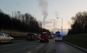 Na výjazde z ulice Vysokoškolákov na Nemocničnú došlo k nehode, tvoria sa kolóny