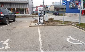 Pri HM TESCO v Žiline postavili nabíjačku pre elektromobily, v okolí však môžu parkovať len invalidi