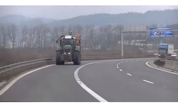 VIDEO: Po diaľnici D3 sa v smere do Bytče presúval traktor s prívesom, vodič dostal pokutu