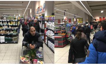 V žilinskom Kauflande zaparkujete len ťažko a na pokladni si počkáte aj 40 minút