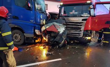 Dopravnú nehodu na Košickej ulici mal zaviniť 52-ročný kamionista, údajne sa nevenoval riadeniu