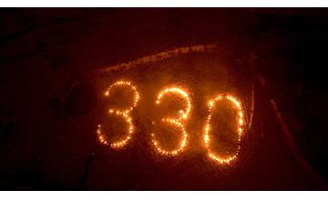V Bytči tento rok vytvorili pri príležitosti Jánošíkovho výročia obrovský horiaci nápis „330“