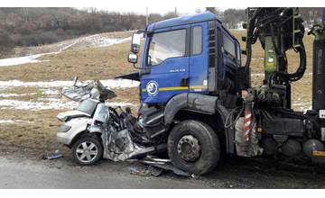 Na Orave došlo v pondelok k tragickej nehode, 56-ročná vodička vletela pod nákladné auto