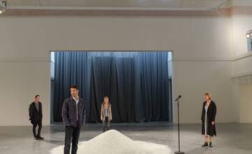 Divadelné predstavenie: NEZNESITEĽNE DLHÉ OBJATIA