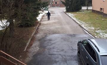 Po Bytčici sa prechádza neznámy muž v tmavom oblečení a fotí si zaparkované autá
