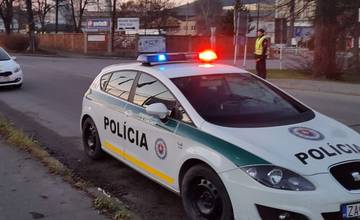 V stredu 14. februára chytili policajti opitého vodiča na posýpači, nafúkala aj 54-ročná žena