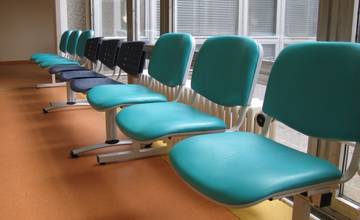 Oddelenie klinickej a radiačnej onkológie v nemocnici získalo grant na nové lavice v čakárni
