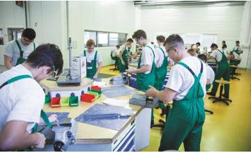 Študuj a zarábaj už počas štúdia na strednej škole – duálne vzdelávanie v Schaeffler Kysuce