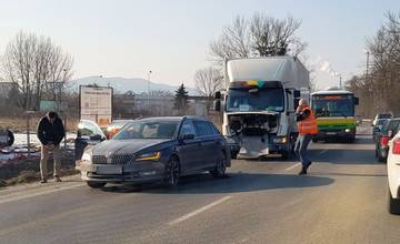 Na Šibeniciach došlo k nehode osobného auta s nákladným, kolóny sú až v križovatke na Košickej