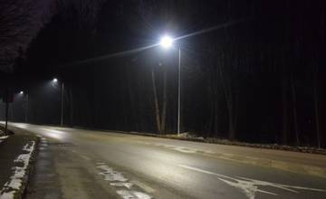 Rosinská cesta je osvetlená, v dôležitom úseku však chýbajú priechody pre chodcov