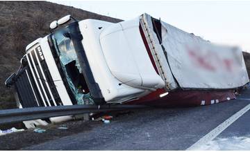 Vodič z Turecka havaroval na diaľnici s kamiónom, predbežná škoda je 58 tisíc eur