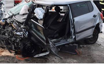 Zrážka dvoch vozidiel a následny náraz do odstaveného autobusu skončil na Orave tragicky
