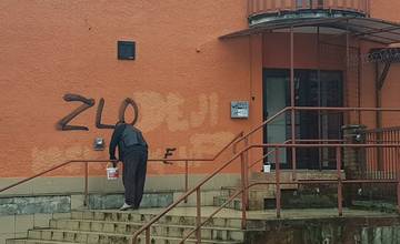 Na budove okresnej kancelárie Smeru v Žiline už zatierajú nasprejovaný nápis „ZLODEJI VASKY JUGENT”