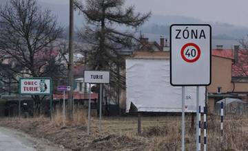 Zónu s obmedzenou rýchlosťou na 40 km/h majú po novom už aj v obci Turie