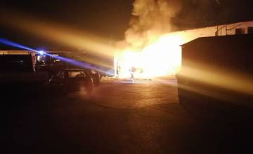 V Závodí horeli počas noci zaparkované autá, polícia začala trestné stíhanie