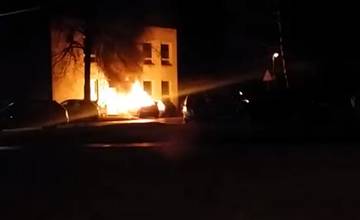 AKTUÁLNE: Na sídlisku Vlčince horí ďalšie osobné auto