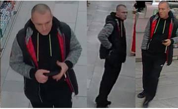Polícia hľadá muža pre krádež v žilinskom obchode