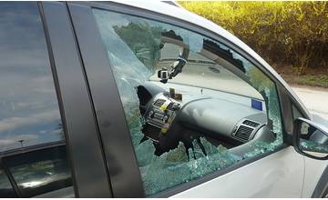 V pondelok večer nazerali neznámi muži v kapucniach na Hlinách do áut, dnes ráno jedno vykradli