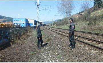 Policajti v poslednej chvíli z koľajiska strhli muža pred prichádzajúcim vlakom