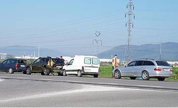 Na známej križovatke Varín - Gbeľany sa zrazili 3 autá, policajti riadia dopravu