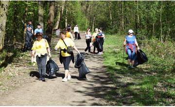 Viac ako šesťdesiat dobrovoľníkov čistilo Lesopark Chrasť, vyzbierali 40 vriec odpadu