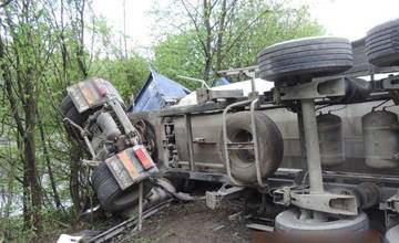 V Radoli došlo nadránom ku zrážke auta s kamiónom, škoda je 47-tisíc eur