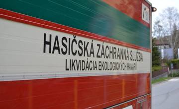 AKTUÁLNE: Hasiči smerujú do Tepličky nad Váhom, niekto tam vylial do potoka motorový olej