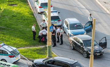 Policajti v pondelok naháňali cez Žilinu 31-ročného švajčiarskeho vodiča, ten im odmietal zastaviť