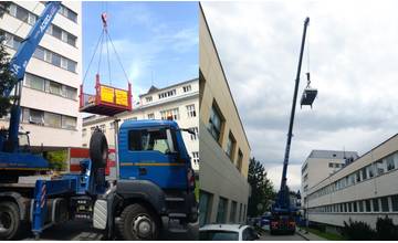 Nový CT prístroj už presúvajú do nemocnice v Žiline za pomoci žeriavu