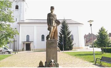 Socha Štefánika v Predmieri ako jediná prežila totalitu na svojom mieste, ochránili ju legionári