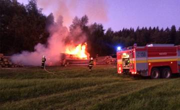 VIDEO: Pri obci Ovčiarsko včera horela skládka dreva, žilinskí hasiči zasahovali do večerných hodín