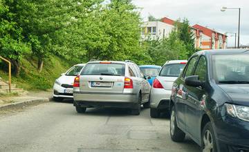 Obyvatelia Hájika chcú zjednosmernenie dopravy na Petzvalovej ulici, mesto zatiaľ s realizáciou čaká