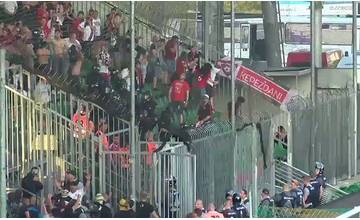 VIDEO: Počas včerajšieho futbalového zápasu museli vykázať hosťujúcich fanúšikov zo štadióna