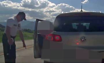Tehotná žena jazdila na aute, ktorému takmer odpadlo koleso, policajti jej po zastavení pomohli
