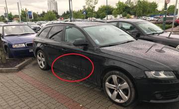 Neznámy vodič nabúral do auta pri OC Atrium Dubeň a z miesta ušiel, hľadajú sa svedkovia