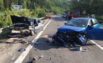 Pri Oškerde došlo k čelnej zrážke dvoch áut, nehoda si vyžiadala jeden život