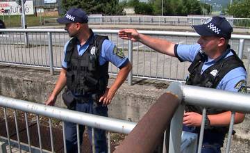 Mestskí policajti zachránili život žene, ktorá chcela na Komenského ulici skočiť z mosta