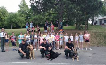 Deti zo ZŠ Antona Stodolu v Martine navštívili aj žilinskí policajti so špeciálne vycvičenými psami