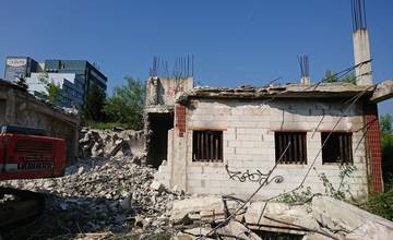 Strašiak pri poliklinike na sídlisku Vlčince bude minulosťou, starú opustenú budovu búrajú