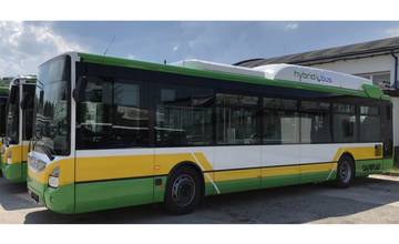 V piatok 15. júna slávnostne uvedú na námestí A. Hlinku do prevádzky nové hybridné autobusy