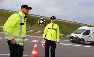 VIDEO: Konflikt vodičky s policajtmi pri kontrole dokladov na diaľnici D1, kto má pravdu?